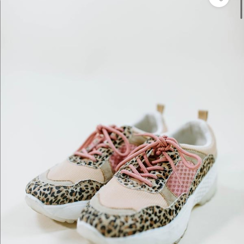 Kittenish tennis shoes